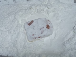 4、孜然鸡胸肉,准备好淀粉，如果没有可以用生粉代替，但是口感比淀粉差一点，会发硬一些。鸡肉四周裹满淀粉，抖一抖多余的淀粉