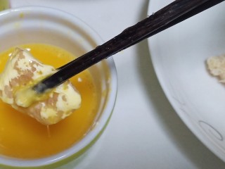 5、孜然鸡胸肉,再沾取打散的鸡蛋液，也是裹一圈