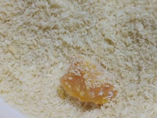 6、孜然鸡胸肉,最后再裹一遍面包糠。这里我用的是白色面包糠，这样下锅炸的时候可以更好分辨鸡肉熟的程度，新手很友好