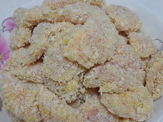 7、孜然鸡胸肉,所有的鸡胸肉块都以此类推，裹好后摆在盘子里