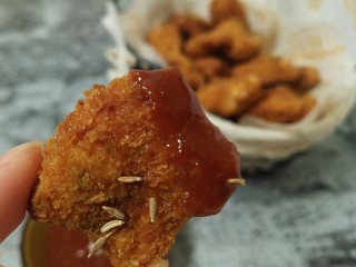 11、孜然鸡胸肉,再准备一碟蒜蓉辣酱，蘸着吃非常好吃