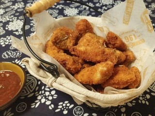 13、孜然鸡胸肉,装在盘子里，可以底下垫一张油纸，帮助吸油的