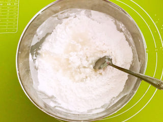 4、红豆汤圆,糯米面放入大碗里,加入纯牛奶,边倒边搅拌