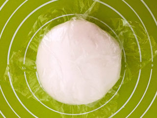 6、红豆汤圆,揉成光滑的面团,盖上保鲜膜,饧面10分钟