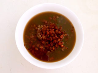 13、红豆汤圆,把煮熟的红小豆盛出来