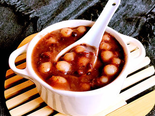 23、红豆汤圆,红豆汤圆香甜软糯,外表好看还有内涵,吃上一口暖心暖胃又满足,早餐宵夜都可以~