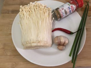 1、孜然金针菇,准备食材