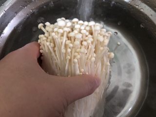3、孜然金针菇,整束放清水里先洗洗帽子
