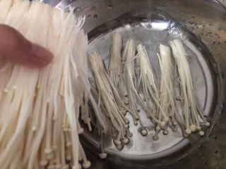 4、孜然金针菇,然后撕小扎清洗两遍捞起