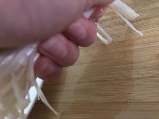5、孜然金针菇,抓掉水分