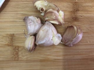 6、孜然金针菇,蒜拍扁