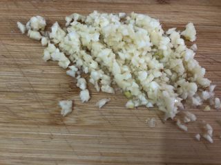 7、孜然金针菇,去皮剁碎