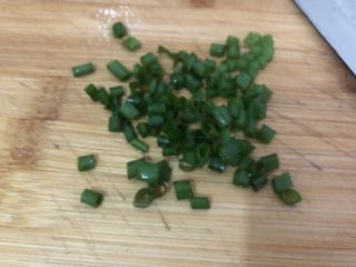 9、孜然金针菇,葱切成葱花