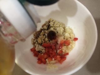 10、孜然金针菇,蒜蓉、辣椒装一起加入盐、生抽、蚝油、油搅匀