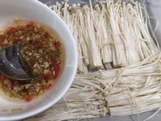 13、孜然金针菇,加入调好的酱料