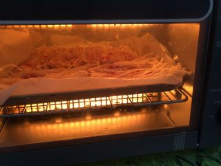 15、孜然金针菇,放入烤箱调180度烤15分钟(每个烤箱不一样,根据自己的烤箱调整)