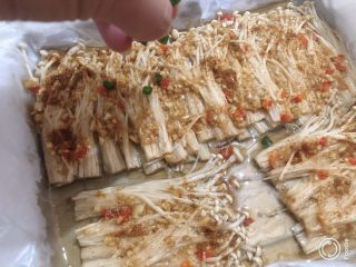 16、孜然金针菇,熟后拿出撒上孜然粉和葱花,完成。