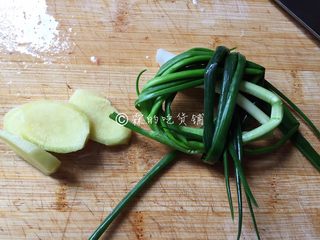 2、酸辣爽口的柠檬鸡翅根,把姜切片,葱盘个结。