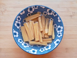 2、黄瓜拌腐竹,加入温水，将腐竹泡软。