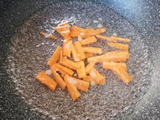 5、黄瓜拌腐竹,锅里放水烧开，下入胡萝卜。