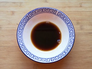 10、黄瓜拌腐竹,用生抽、香醋、盐和鸡精调一个调味汁。