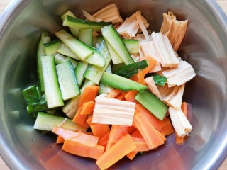 11、黄瓜拌腐竹,将调味汁倒入盆里。