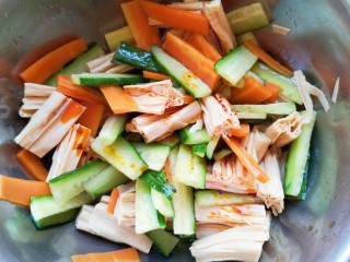 13、黄瓜拌腐竹,淋入香油和红油。