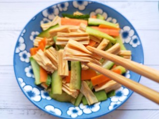 16、黄瓜拌腐竹,尝一口。