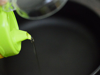 3、葱油拌面,锅里倒入食用油