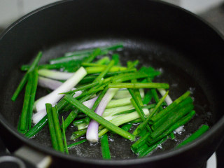 4、葱油拌面,烧至温热后放入葱段