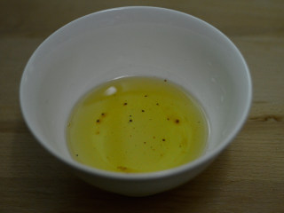 8、葱油拌面,熬好的葱油倒入碗中