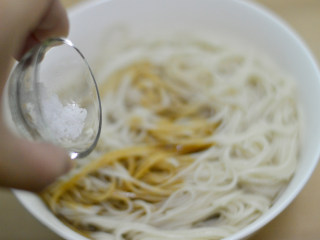 13、葱油拌面,倒入白糖