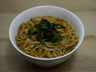 15、葱油拌面,摆上少许熬好的葱段即可