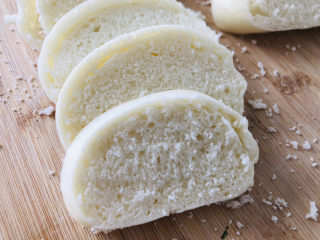 2、烤馒头片,馒头切片,厚度约小拇指的宽度,馒头用凉馒头方便切片。