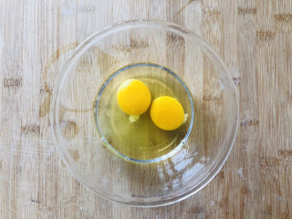 3、烤馒头片,碗里打入两个鸡蛋。