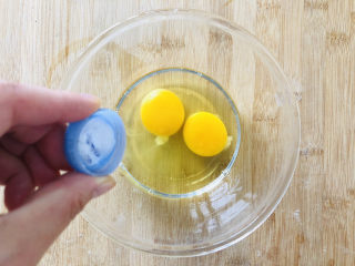 4、烤馒头片,根据自己口味加入适量食盐。