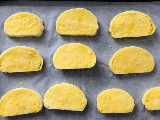 8、烤馒头片,烤盘铺一层吸油纸,方便清洗,把裹好蛋液的馒头片均匀铺在烤盘上。