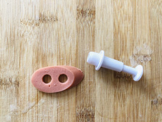 11、烤馒头片,用模具像这样压出鼻孔。