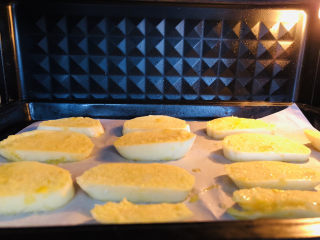 9、烤馒头片,提前预热烤箱,烤盘放入烤箱中层,上200、下180,时间15分钟。这里的温度及时间需要根据自己家的烤箱以及馒头片的上色情况酌情调整。