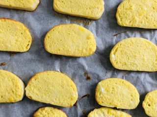 12、烤馒头片,馒头片烤制底部上色后取出烤盘。