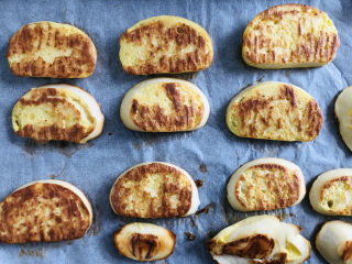 13、烤馒头片,这是烤完后底部的状态,像这样就可以了不用两面全部上色。