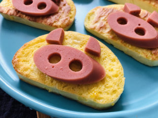 14、烤馒头片,把刚才切好的火腿片放在馒头片上摆出造型。