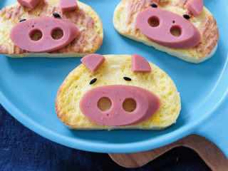 15、烤馒头片,用黑芝麻或黑米作为眼睛。