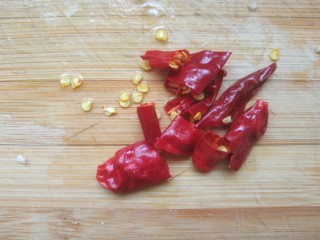 2、麻辣花蛤,干红辣椒切小段