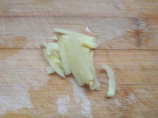 4、麻辣花蛤,姜切丝