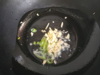 10、麻辣花蛤,放入葱姜蒜爆香