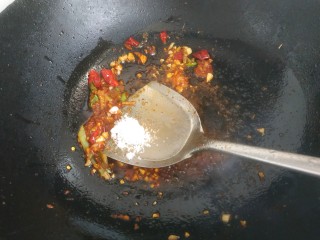 16、麻辣花蛤,放入少量糖翻炒均匀