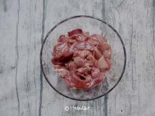 1、辣椒炒鸡肝,鸡肝去筋膜切厚片