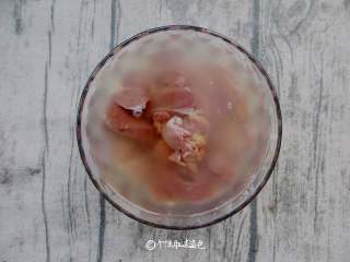 2、辣椒炒鸡肝,用水加入少许料酒浸泡1小时去腥