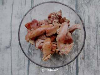 3、辣椒炒鸡肝,锅中注入水，加入姜片，然后下入鸡肝，煮至断生捞出